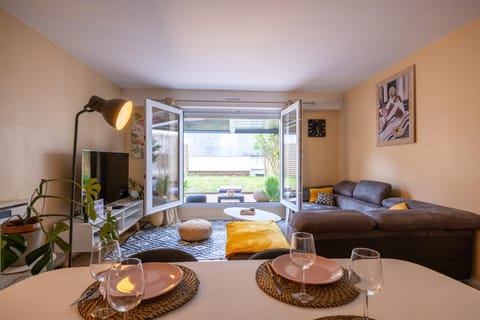 Living room, Seating area, Dining area