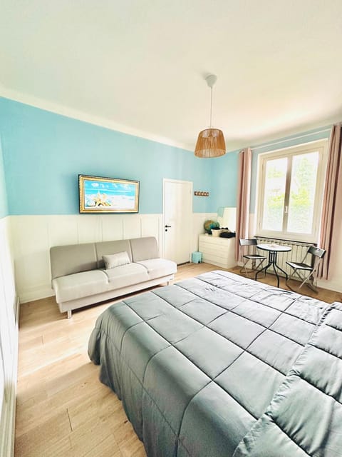 Bed, TV and multimedia, Photo of the whole room, Bedroom