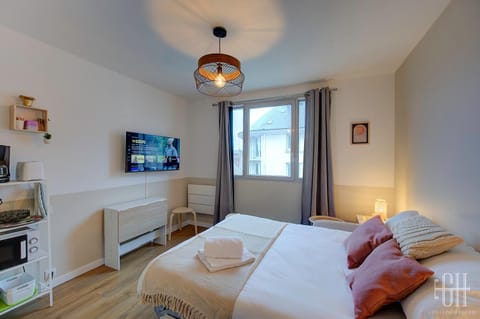 Bed, TV and multimedia, Bedroom