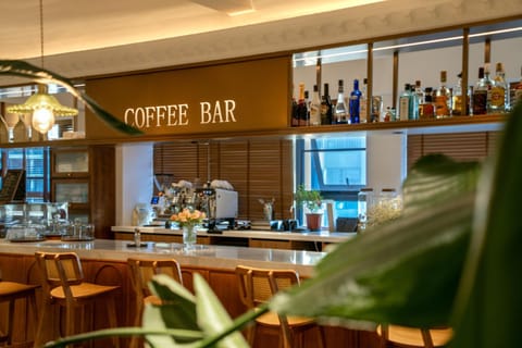 Restaurant/places to eat, Coffee/tea facilities, Lounge or bar