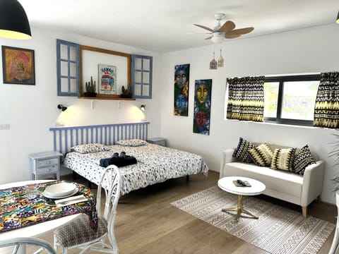 Bed, Photo of the whole room, Decorative detail, Bedroom