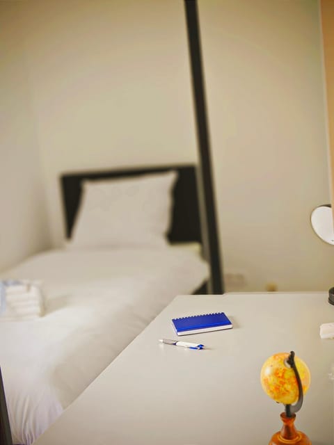 Bed, towels