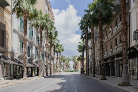 Day, Neighbourhood, City view, Street view, Location