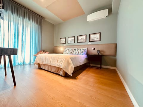 Bed, Living room, Photo of the whole room, Bedroom