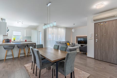 TV and multimedia, Living room, Seating area, Dining area