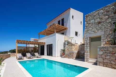Property building, Patio, Day, Pool view, Swimming pool, sunbed