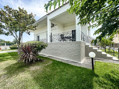 Property building, Patio, Spring, Day, Natural landscape, Garden, View (from property/room), Balcony/Terrace, Garden view