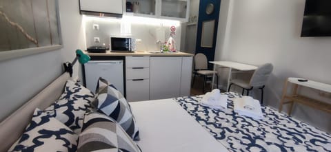 Bed, Kitchen or kitchenette, Photo of the whole room, Dining area, Bedroom, stove