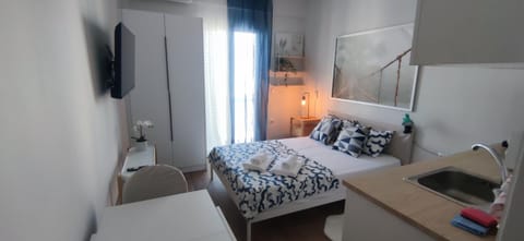 Bed, TV and multimedia, Living room, Photo of the whole room, Seating area, Bedroom, towels