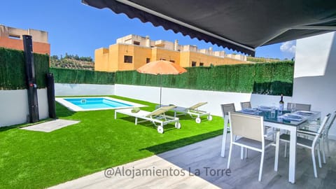 Shower, Patio, Day, Garden, Dining area, Pool view, Swimming pool, sunbed