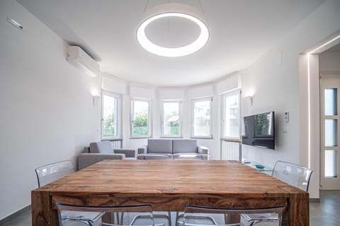 TV and multimedia, Living room, Seating area, Dining area, Evening entertainment, air conditioner