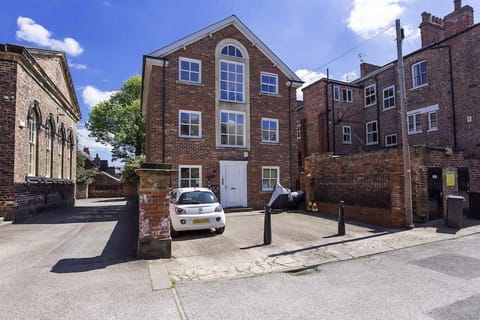 Property building, Day, Neighbourhood, Street view, Location, Parking