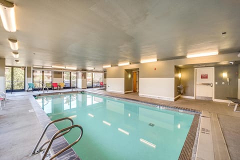 Chelan Home Views, Pool, Hot Tub, and Beach Access Apartment in Chelan (In Town)