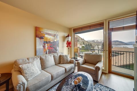 Chelan Home Views, Pool, Hot Tub, and Beach Access Apartment in Chelan (In Town)