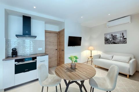 TV and multimedia, Kitchen or kitchenette, Living room, Seating area, Dining area, oven, air conditioner