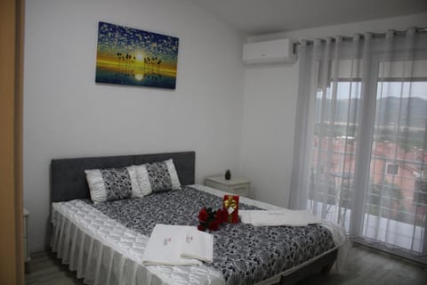 Bed, towels, air conditioner