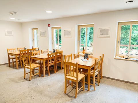 Restaurant/places to eat, Restaurant/places to eat, Dining area