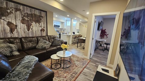 TV and multimedia, Living room, Seating area, Dining area