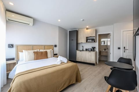 Bed, TV and multimedia, Photo of the whole room, Seating area, Bedroom, towels, air conditioner