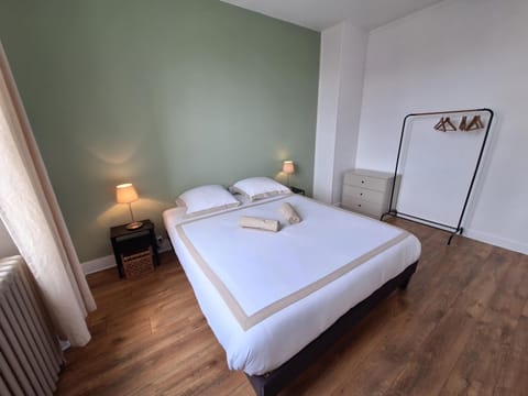 Bed, Photo of the whole room, Bedroom, storage, towels