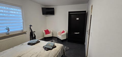Bed, TV and multimedia, Bedroom