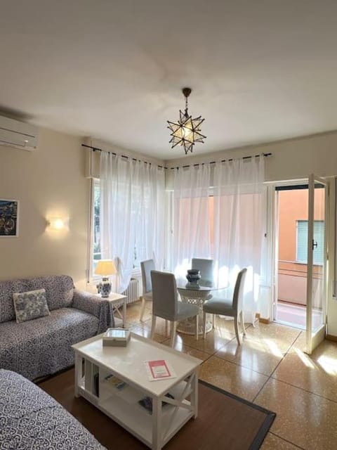Living room, Seating area, Dining area, air conditioner