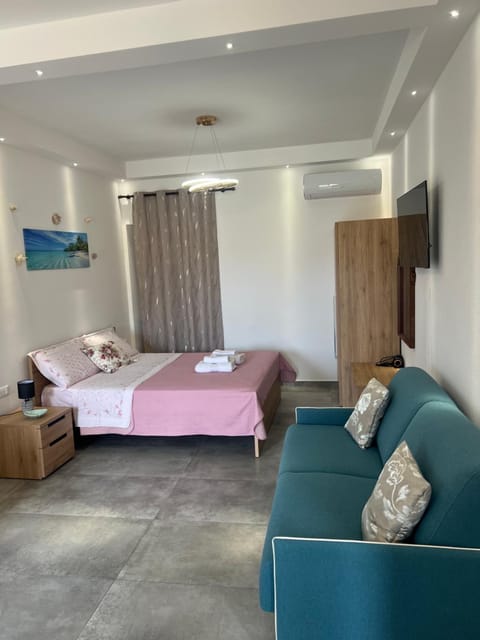 Bed, TV and multimedia, Living room, Photo of the whole room, Seating area, Bedroom