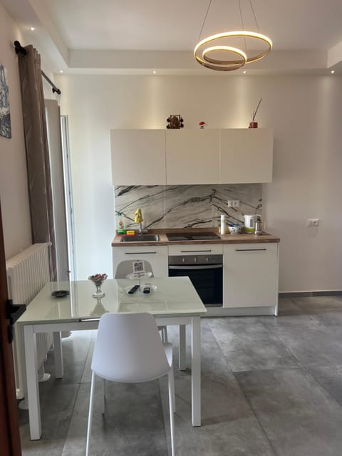 Kitchen or kitchenette, Dining area, stove