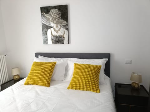 Bed, Photo of the whole room, Decorative detail, Bedroom