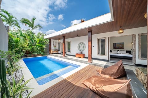 Property building, Patio, Day, Garden, Garden view, Pool view, Swimming pool, sunbed