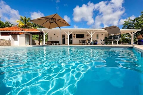 Property building, Patio, Day, Pool view, Swimming pool, Swimming pool, sunbed