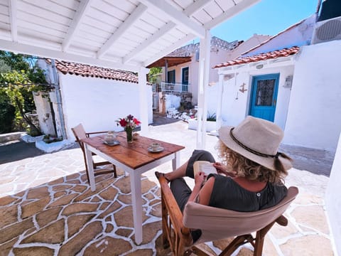 Property building, Patio, Day, People, View (from property/room), Balcony/Terrace, Seating area, Dining area, group of guests