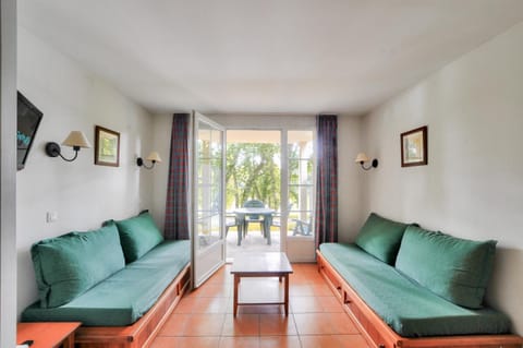 Bed, Living room, furniture