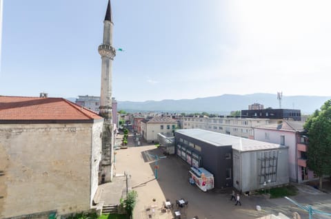 Day, Neighbourhood, City view, Mountain view, Street view, Location, Parking