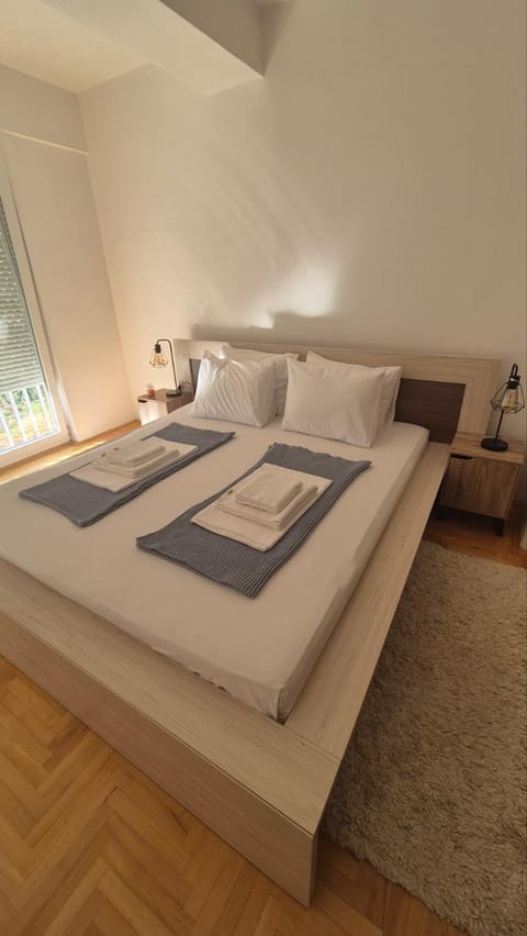 Bed, Bedroom, towels