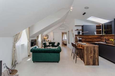 Kitchen or kitchenette, Living room, Seating area, Dining area, minibar
