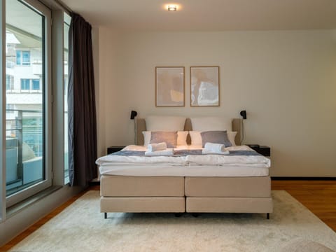 Photo of the whole room, towels