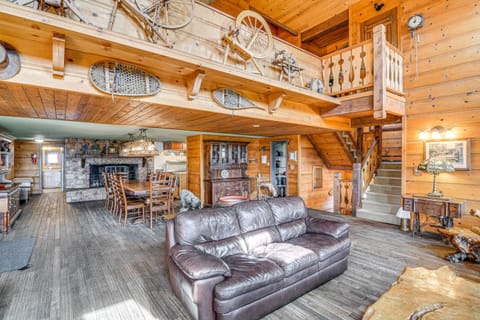 Game Room and Hot Tub Serene Grand Mountain Chalet! House in Kingsbury