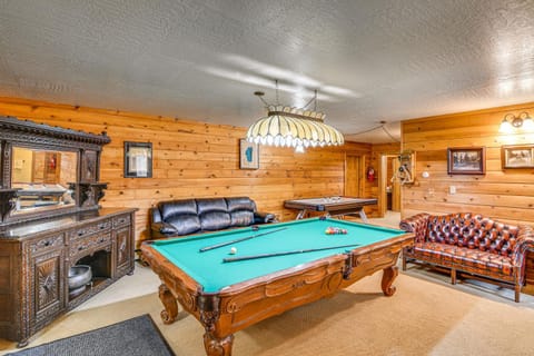 Game Room and Hot Tub Serene Grand Mountain Chalet! House in Kingsbury