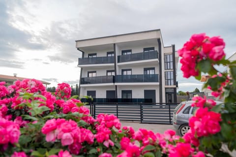 Property building, Garden, Balcony/Terrace