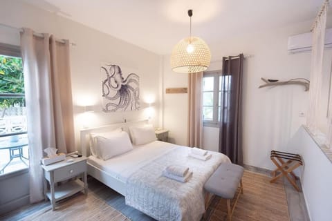 Photo of the whole room, Seating area, Bedroom