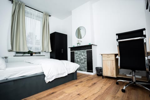 Chambre R1 avec salle de bain partagée près de l'hôpital de la Citadelle à Liège Vacation rental in Liège