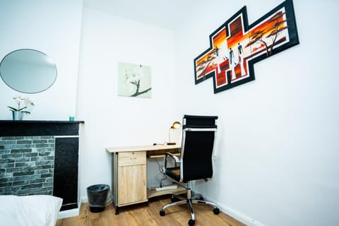 Chambre R1 avec salle de bain partagée près de l'hôpital de la Citadelle à Liège Vacation rental in Liège