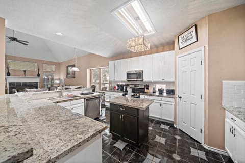 Katy Retreat BBQ Yard Game Room Sleeps 16 House in Houston