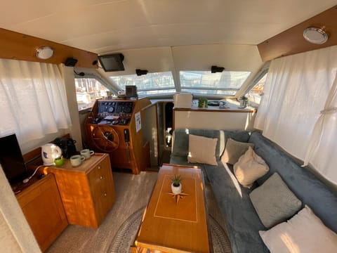 Nuit insolite et cocon Docked boat in Valence