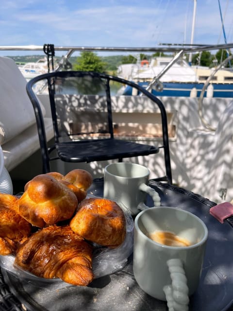 Nuit insolite et cocon Docked boat in Valence