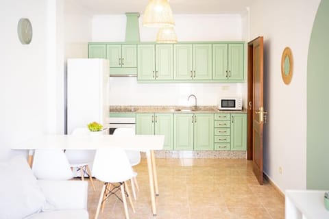 Kitchen or kitchenette, Dining area, oven, toaster