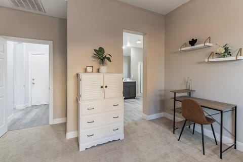 Modern 4BR Oasis, Fireplace, Patio & Spacious Family Room House in Palmdale