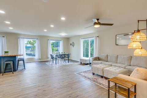 Kayaks, Boat Slip, and Game Room Calm Cove Apt! Apartment in Osage Beach