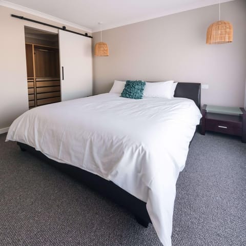 Coastal Bliss Retreat Elegant Beachside Escape at Hawley Beach House in Tasmania